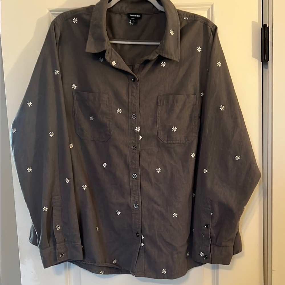 Torrid Gray Button-Up Shirt with White Floral Embroidery